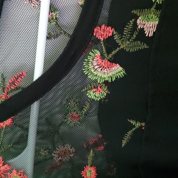 Kim & Cami Embroidered Floral Tunic Top - Picture 8 of 12